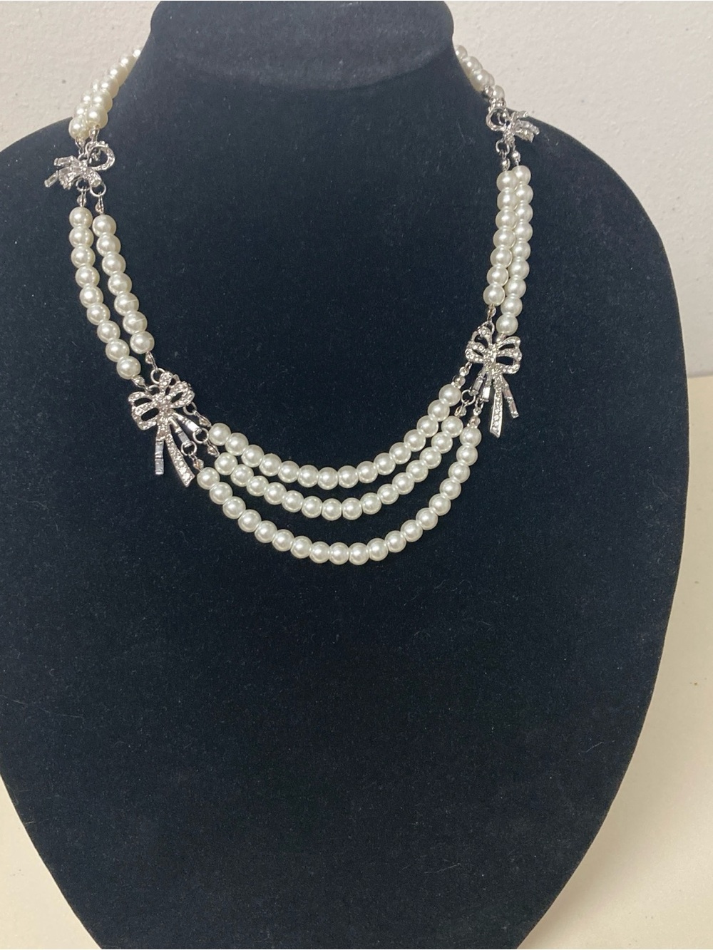 Pearl Necklace W/Rhinestone Bows